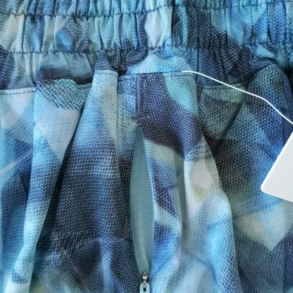 NWT LULULEMON CTSW/BLGW Blue Multi LTWT Low Rise Hotty Hot 4" Lined Shorts 4 - Picture 6 of 8